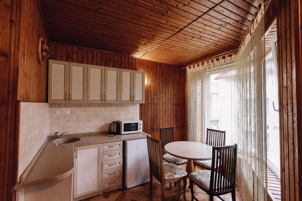 Toga Hotel Yablunytsia Buitenkant foto